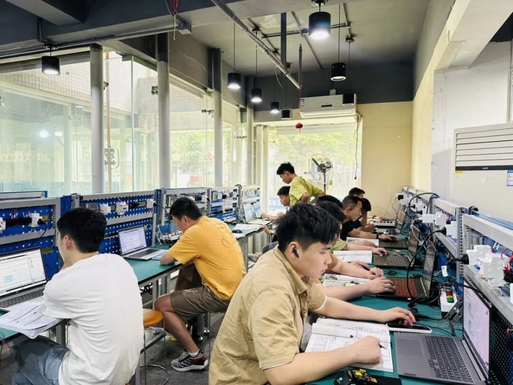 政策赋能助转型 技能筑梦启新程｜修修乐退役军人PLC电气自动化第三期培训圆满结业