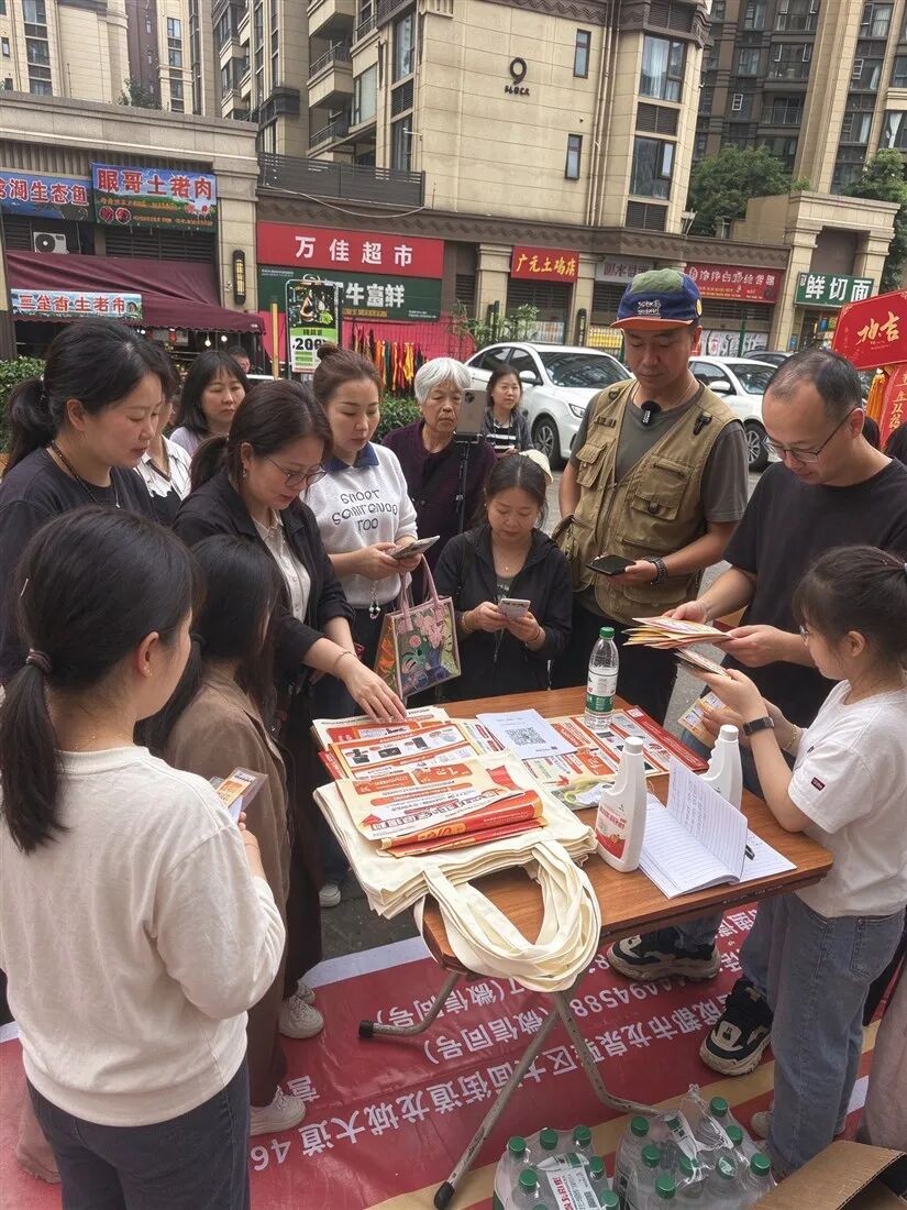 开业现场业主咨询实拍1